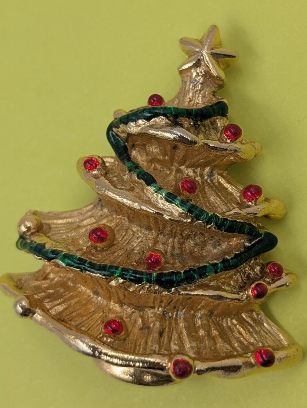 Vintage Brooch Gold Tone Holiday Christmas Tree Pin Brooch Green Red Enamel C60 - Picture 8 of 11